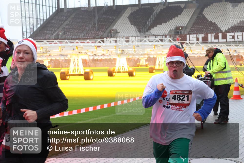 07.12.2025 - St. Pauli X-Mass-Run No. 15 Luisa Fischer http://msf.ph/oto/9386068 07.12.2025 11:38:44 Ziel 3358, 15, 4821, 307, 617, 2395, 2396, 2715, 3000, 3059, 3065, 3066, 3341, 3358, 3762, 3765, 4821, 4822 meine-sportfotos.de