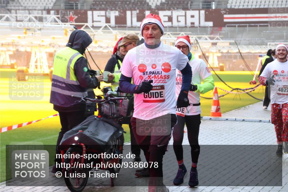 07.12.2025 - St. Pauli X-Mass-Run No. 15 Luisa Fischer http://msf.ph/oto/9386078 07.12.2025 11:38:47 Ziel 15, 4822, 307, 617, 1601, 1606, 2395, 2396, 2715, 3065, 3066, 3341, 3365, 3367, 3762, 3765, 4821, 4822 meine-sportfotos.de