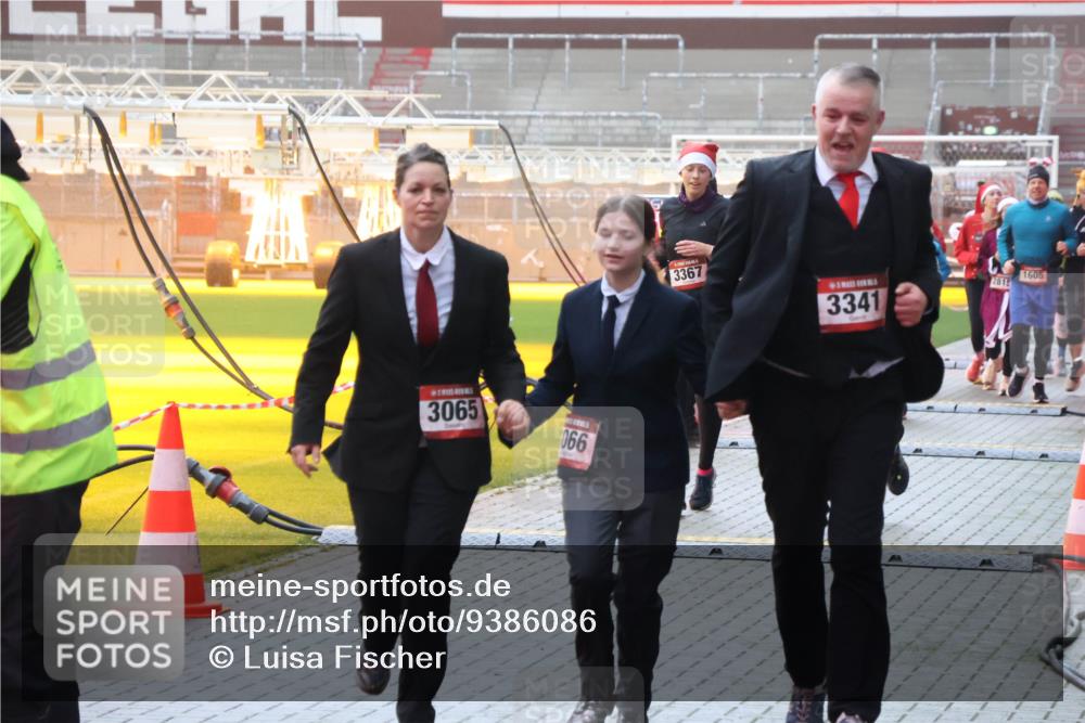 07.12.2025 - St. Pauli X-Mass-Run No. 15 Luisa Fischer http://msf.ph/oto/9386086 07.12.2025 11:38:56 Ziel 3065, 066, 3367, 3341, 1605, 2815, 307, 453, 1133, 1318, 1601, 1605, 1606, 2010, 2011, 2099, 2395, 2396, 2715, 2815, 2816, 3065, 3066, 3341, 3365, 3367, 3508, 3762, 3765, 4821, 4822 meine-sportfotos.de