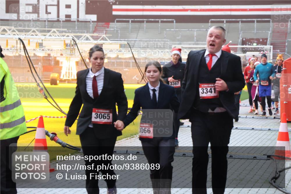 07.12.2025 - St. Pauli X-Mass-Run No. 15 Luisa Fischer http://msf.ph/oto/9386089 07.12.2025 11:38:56 Ziel 3065, 3367, 3066, 3341, 815, 1605, 350, 307, 453, 1133, 1318, 1601, 1605, 1606, 2010, 2011, 2099, 2395, 2396, 2715, 2815, 2816, 3065, 3066, 3341, 3365, 3367, 3508, 3762, 3765, 4821, 4822 meine-sportfotos.de