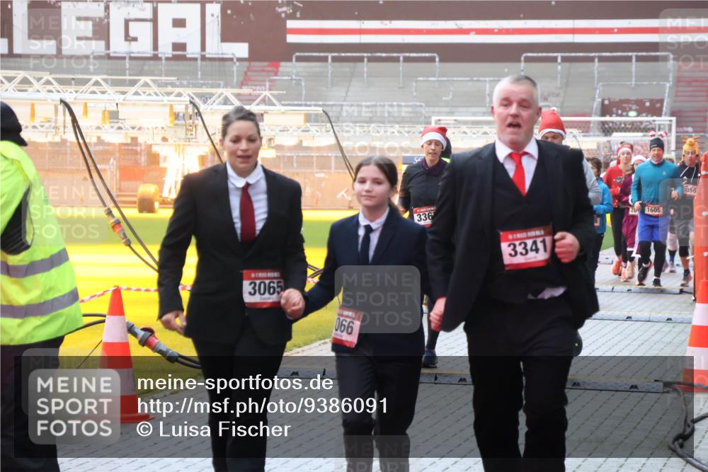 07.12.2025 - St. Pauli X-Mass-Run No. 15 Luisa Fischer http://msf.ph/oto/9386091 07.12.2025 11:38:57 Ziel 3065, 066, 336, 3341, 1605, 350, 453, 1133, 1318, 1601, 1605, 1606, 2010, 2011, 2099, 2395, 2396, 2715, 2815, 2816, 3065, 3066, 3341, 3365, 3367, 3508, 3762, 3765, 4821, 4822 meine-sportfotos.de