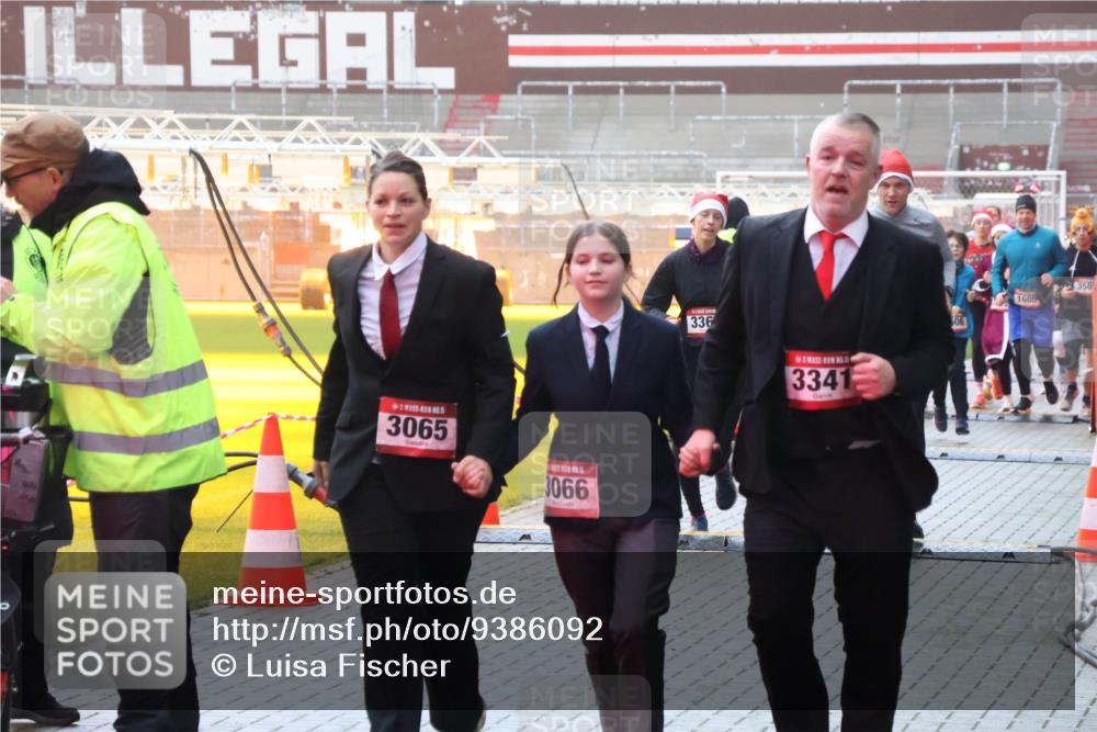 07.12.2025 - St. Pauli X-Mass-Run No. 15 Luisa Fischer http://msf.ph/oto/9386092 07.12.2025 11:38:57 Ziel 3065, 3066, 336, 3341, 506, 350, 1605, 4, 453, 1133, 1318, 1601, 1605, 1606, 2010, 2011, 2099, 2395, 2396, 2715, 2815, 2816, 3065, 3066, 3341, 3365, 3367, 3508, 3762, 3765, 4821, 4822 meine-sportfotos.de