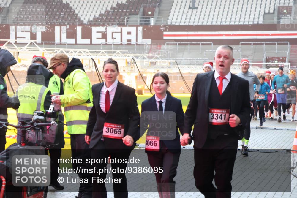 07.12.2025 - St. Pauli X-Mass-Run No. 15 Luisa Fischer http://msf.ph/oto/9386095 07.12.2025 11:38:58 Ziel 3065, 3066, 3341, 3508, 1605, 606, 453, 729, 1133, 1318, 1601, 1605, 1606, 2010, 2011, 2099, 2395, 2396, 2715, 2815, 2816, 3065, 3066, 3341, 3365, 3367, 3508, 3762, 3765, 4821, 4822 meine-sportfotos.de