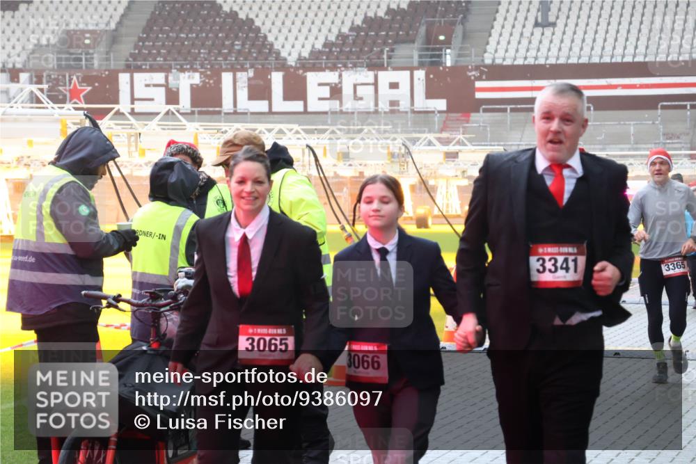 07.12.2025 - St. Pauli X-Mass-Run No. 15 Luisa Fischer http://msf.ph/oto/9386097 07.12.2025 11:38:58 Ziel 3065, 3066, 3341, 3365, 453, 729, 1133, 1318, 1601, 1605, 1606, 2010, 2011, 2099, 2395, 2396, 2715, 2815, 2816, 3065, 3066, 3341, 3365, 3367, 3508, 3762, 3765, 4821, 4822 meine-sportfotos.de