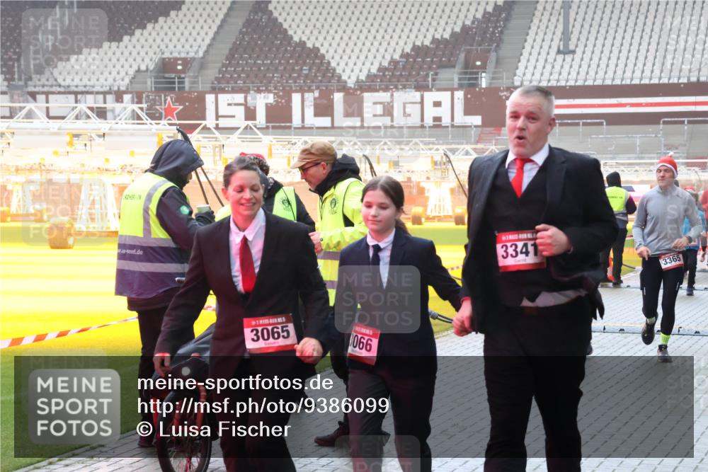 07.12.2025 - St. Pauli X-Mass-Run No. 15 Luisa Fischer http://msf.ph/oto/9386099 07.12.2025 11:38:59 Ziel 3065, 066, 3341, 3365, 453, 729, 1133, 1318, 1601, 1605, 1606, 2010, 2011, 2099, 2395, 2396, 2715, 2815, 2816, 3065, 3066, 3341, 3365, 3367, 3508, 3762, 3765, 4821, 4822 meine-sportfotos.de