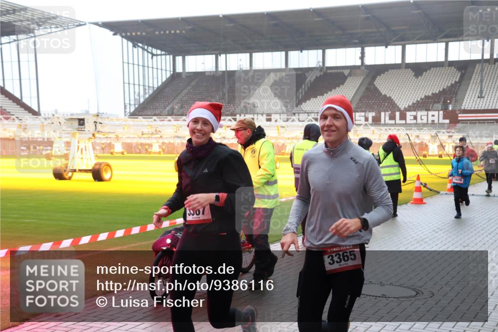 07.12.2025 - St. Pauli X-Mass-Run No. 15 Luisa Fischer http://msf.ph/oto/9386116 07.12.2025 11:39:05 Ziel 3507, 2, 3365, 1606, 453, 729, 1133, 1318, 1601, 1605, 1606, 2010, 2011, 2099, 2395, 2396, 2602, 2715, 2815, 2816, 3065, 3066, 3341, 3365, 3367, 3508, 3762, 3765, 4821, 4822 meine-sportfotos.de
