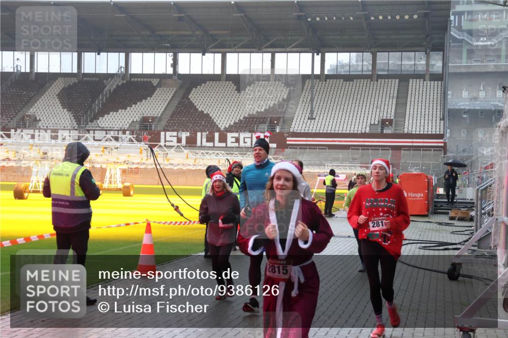 07.12.2025 - St. Pauli X-Mass-Run No. 15 Luisa Fischer http://msf.ph/oto/9386126 07.12.2025 11:39:10 Ziel 2815, 711, 281, 453, 729, 1133, 1318, 1601, 1605, 1606, 1737, 2010, 2011, 2099, 2395, 2396, 2602, 2815, 2816, 3365, 3367, 3508, 4821, 4822 meine-sportfotos.de