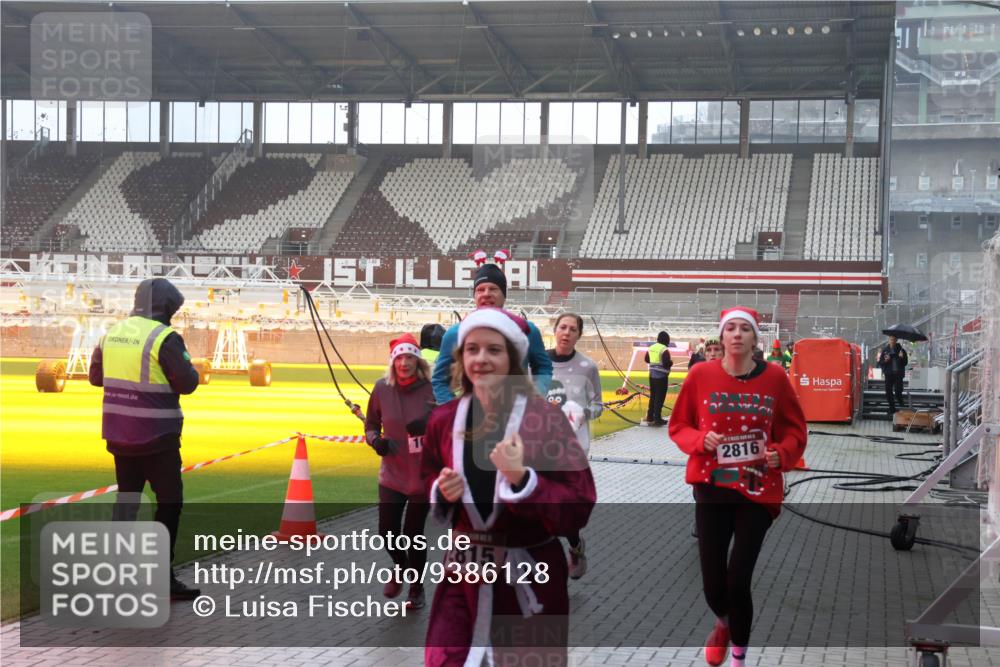 07.12.2025 - St. Pauli X-Mass-Run No. 15 Luisa Fischer http://msf.ph/oto/9386128 07.12.2025 11:39:11 Ziel 2815, 00, 17, 2816, 453, 729, 1133, 1318, 1601, 1605, 1606, 1737, 2010, 2011, 2099, 2395, 2396, 2602, 2815, 2816, 3365, 3367, 3508, 4821, 4822 meine-sportfotos.de