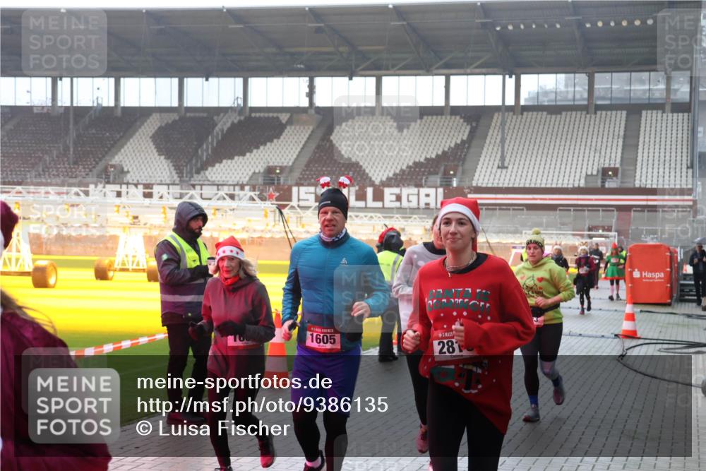 07.12.2025 - St. Pauli X-Mass-Run No. 15 Luisa Fischer http://msf.ph/oto/9386135 07.12.2025 11:39:12 Ziel 5, 1605, 281, 453, 729, 1133, 1318, 1601, 1605, 1606, 1737, 2010, 2011, 2099, 2602, 2815, 2816, 3357, 3365, 3367, 3508, 4821, 4822 meine-sportfotos.de
