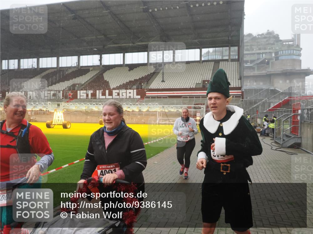 07.12.2025 - St. Pauli X-Mass-Run No. 15 Fabian Wolf http://msf.ph/oto/9386145 07.12.2025 10:15:04 Ziel 308, 762, 1363, 1867, 1869, 1873, 2666, 2667, 2668, 2883, 2891, 3741, 4001, 4004 meine-sportfotos.de