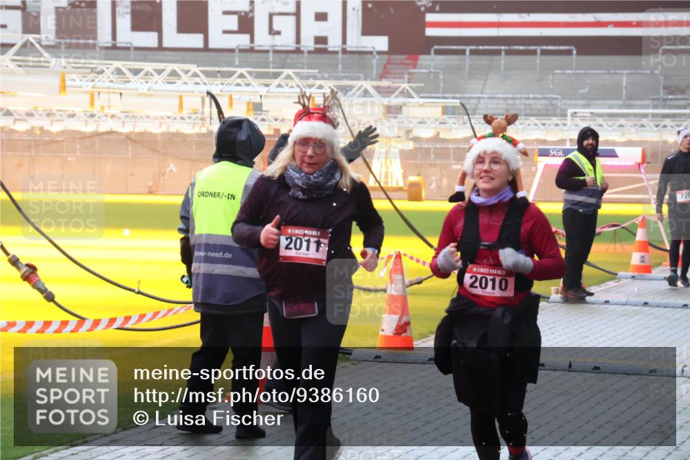 07.12.2025 - St. Pauli X-Mass-Run No. 15 Luisa Fischer http://msf.ph/oto/9386160 07.12.2025 11:39:20 Ziel 2011, 2010, 729, 453, 729, 1133, 1318, 1601, 1605, 1606, 1737, 2010, 2011, 2099, 2225, 2226, 2602, 2815, 2816, 3357, 3365, 3367, 3508, 4821, 4822 meine-sportfotos.de