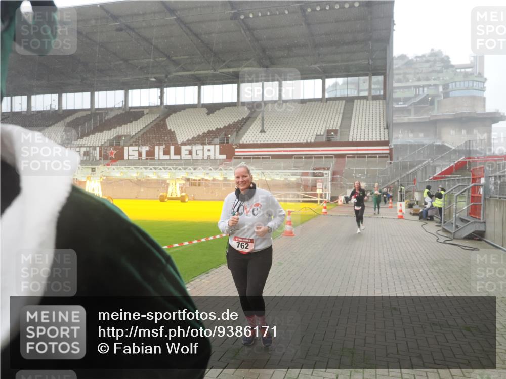 07.12.2025 - St. Pauli X-Mass-Run No. 15 Fabian Wolf http://msf.ph/oto/9386171 07.12.2025 10:15:05 Ziel 308, 762, 1363, 1867, 1869, 1873, 2666, 2667, 2668, 2883, 2891, 3741, 4001, 4004 meine-sportfotos.de