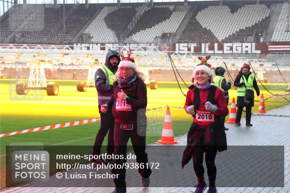 07.12.2025 - St. Pauli X-Mass-Run No. 15 Luisa Fischer http://msf.ph/oto/9386172 07.12.2025 11:39:24 Ziel 670, 201, 15, 2010, 453, 729, 1133, 1318, 1601, 1605, 1606, 1737, 2010, 2011, 2099, 2225, 2226, 2602, 2815, 2816, 2978, 3357, 3365, 3367, 3508, 4821, 4822 meine-sportfotos.de