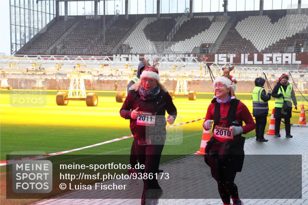 07.12.2025 - St. Pauli X-Mass-Run No. 15 Luisa Fischer http://msf.ph/oto/9386173 07.12.2025 11:39:24 Ziel 2011, 2010, 453, 729, 1133, 1318, 1601, 1605, 1606, 1737, 2010, 2011, 2099, 2225, 2226, 2602, 2815, 2816, 2978, 3357, 3365, 3367, 3508, 4821, 4822 meine-sportfotos.de