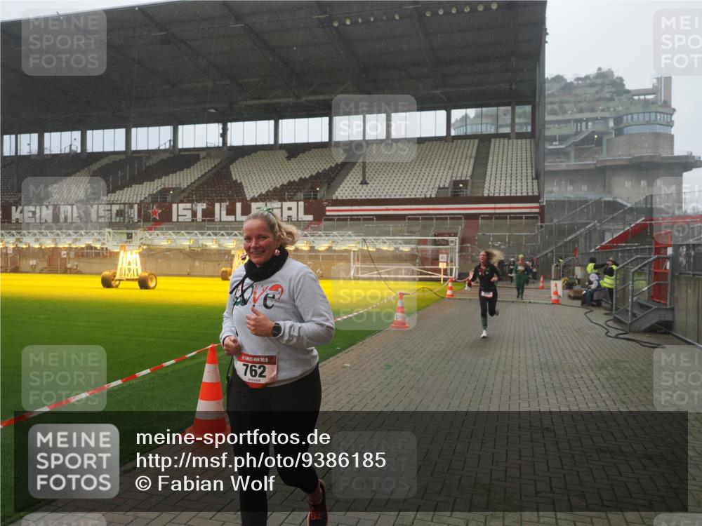 07.12.2025 - St. Pauli X-Mass-Run No. 15 Fabian Wolf http://msf.ph/oto/9386185 07.12.2025 10:15:06 Ziel 308, 762, 1363, 1867, 1869, 1873, 2666, 2667, 2668, 2883, 2891, 3741, 4001, 4004 meine-sportfotos.de