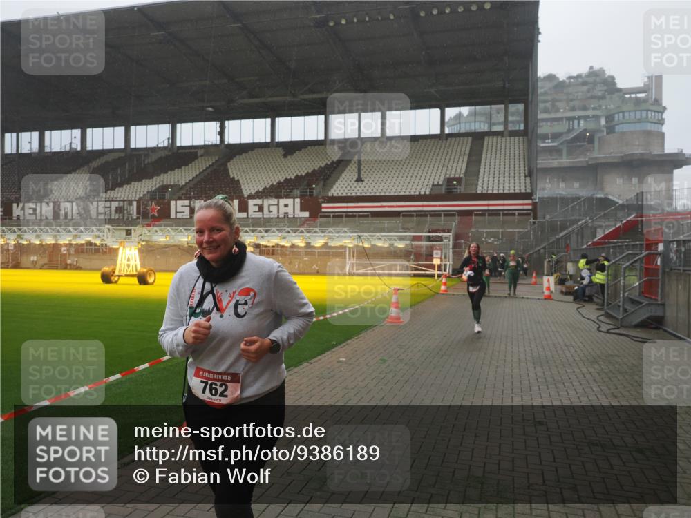 07.12.2025 - St. Pauli X-Mass-Run No. 15 Fabian Wolf http://msf.ph/oto/9386189 07.12.2025 10:15:06 Ziel 308, 762, 1363, 1867, 1869, 1873, 2666, 2667, 2668, 2883, 2891, 3741, 4001, 4004 meine-sportfotos.de