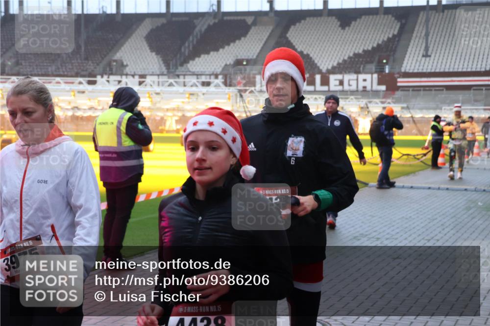 07.12.2025 - St. Pauli X-Mass-Run No. 15 Luisa Fischer http://msf.ph/oto/9386206 07.12.2025 10:19:31 Ziel 15, 3975, 15, 6, 15, 721, 1034, 2152, 2631, 2925, 3455, 3695, 3724, 3862, 3975, 3976, 4115, 4330, 4331, 4436, 4437, 4438, 4466, 4473, 4475, 4498, 4521, 4522, 4524, 4547 meine-sportfotos.de