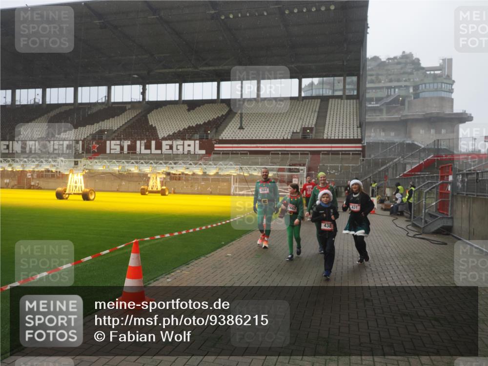 07.12.2025 - St. Pauli X-Mass-Run No. 15 Fabian Wolf http://msf.ph/oto/9386215 07.12.2025 10:15:17 Ziel 308, 431, 436, 438, 1180, 1183, 1885, 2666, 2667, 2668, 3103, 3741, 4494, 4536 meine-sportfotos.de