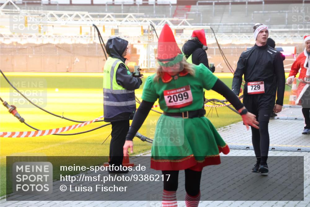 07.12.2025 - St. Pauli X-Mass-Run No. 15 Luisa Fischer http://msf.ph/oto/9386217 07.12.2025 11:39:33 Ziel 2099, 729, 22, 453, 729, 1133, 1318, 1601, 1605, 1606, 1737, 2010, 2011, 2057, 2099, 2225, 2226, 2602, 2815, 2816, 2978, 3357, 3365, 3367, 3508 meine-sportfotos.de