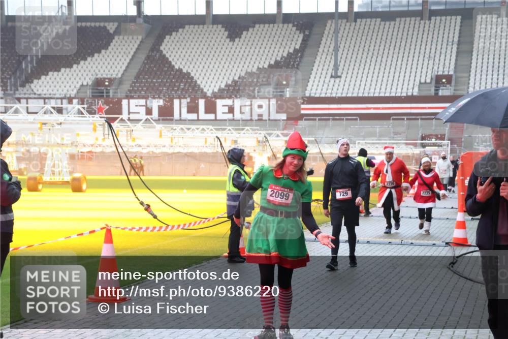 07.12.2025 - St. Pauli X-Mass-Run No. 15 Luisa Fischer http://msf.ph/oto/9386220 07.12.2025 11:39:34 Ziel 2099, 2226, 729, 2225, 453, 729, 1133, 1318, 1601, 1605, 1606, 1737, 2010, 2011, 2057, 2099, 2225, 2226, 2602, 2815, 2816, 2978, 3357, 3508 meine-sportfotos.de