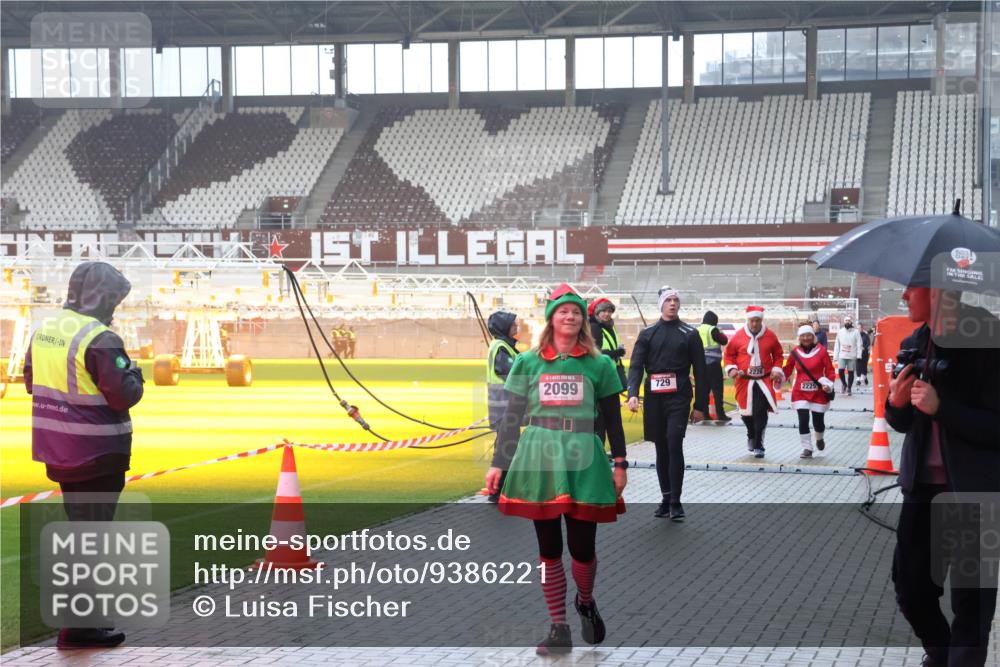 07.12.2025 - St. Pauli X-Mass-Run No. 15 Luisa Fischer http://msf.ph/oto/9386221 07.12.2025 11:39:34 Ziel 2099, 2226, 729, 2225, 453, 729, 1133, 1318, 1601, 1605, 1606, 1737, 2010, 2011, 2057, 2099, 2225, 2226, 2602, 2815, 2816, 2978, 3357, 3508 meine-sportfotos.de
