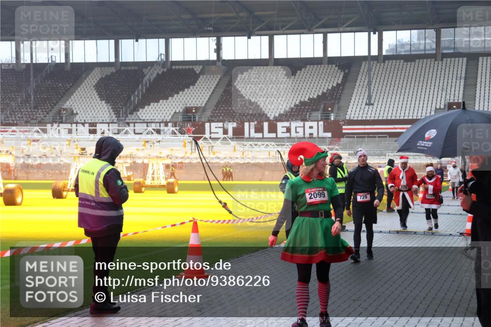 07.12.2025 - St. Pauli X-Mass-Run No. 15 Luisa Fischer http://msf.ph/oto/9386226 07.12.2025 11:39:35 Ziel 2099, 729, 2226, 2225, 453, 729, 1133, 1318, 1601, 1605, 1606, 1737, 2010, 2011, 2057, 2099, 2225, 2226, 2602, 2815, 2816, 2978, 3357, 3508, 3593 meine-sportfotos.de