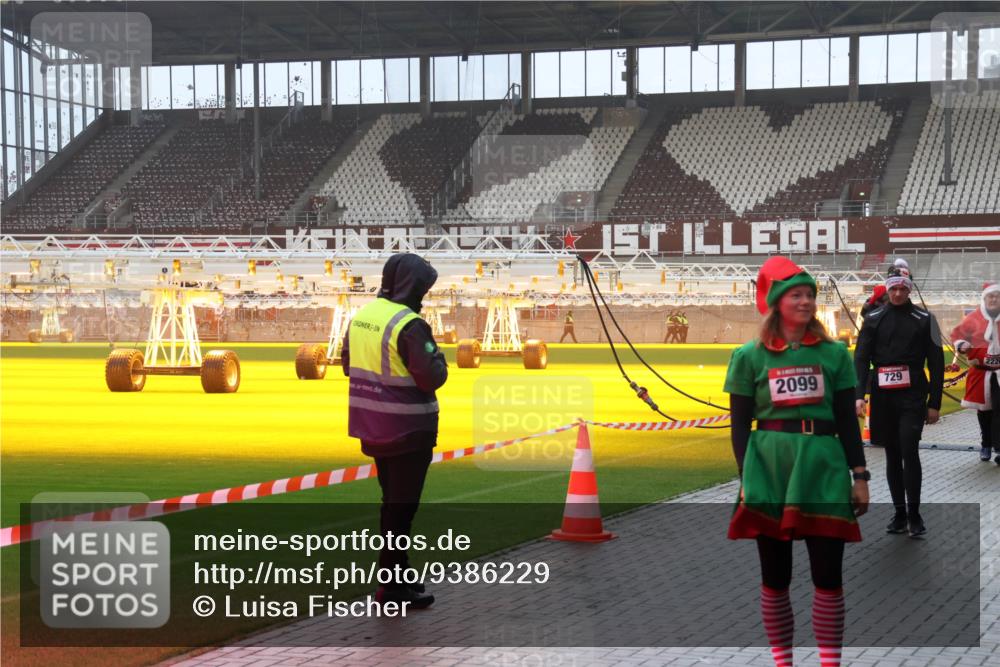 07.12.2025 - St. Pauli X-Mass-Run No. 15 Luisa Fischer http://msf.ph/oto/9386229 07.12.2025 11:39:36 Ziel 2099, 729, 2220, 453, 729, 1133, 1318, 1605, 1737, 2010, 2011, 2057, 2099, 2225, 2226, 2602, 2815, 2816, 2978, 3357, 3508, 3593 meine-sportfotos.de