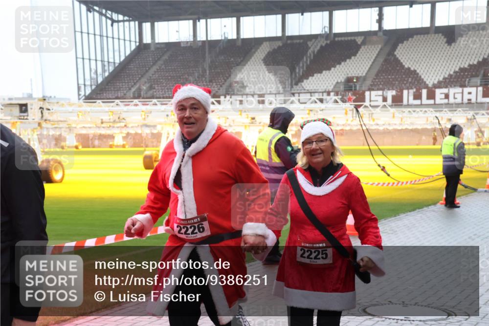 07.12.2025 - St. Pauli X-Mass-Run No. 15 Luisa Fischer http://msf.ph/oto/9386251 07.12.2025 11:39:43 Ziel 15, 2226, 1, 2225, 12, 729, 1737, 2057, 2225, 2226, 2602, 2978, 3357, 3593 meine-sportfotos.de