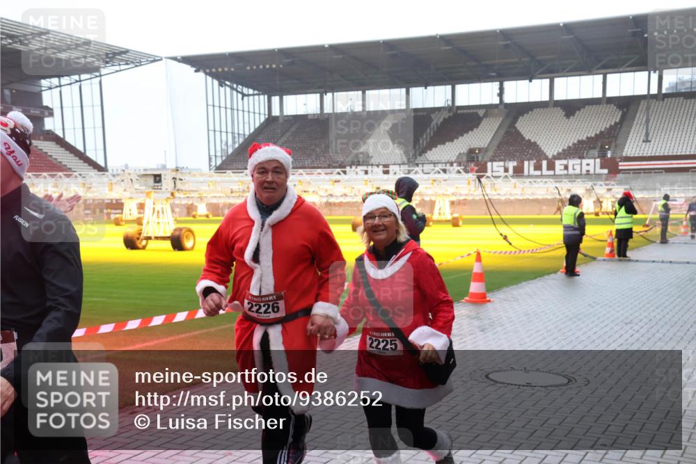 07.12.2025 - St. Pauli X-Mass-Run No. 15 Luisa Fischer http://msf.ph/oto/9386252 07.12.2025 11:39:44 Ziel 15, 2226, 2225, 12, 729, 1737, 2057, 2225, 2226, 2602, 2978, 3357, 3593 meine-sportfotos.de