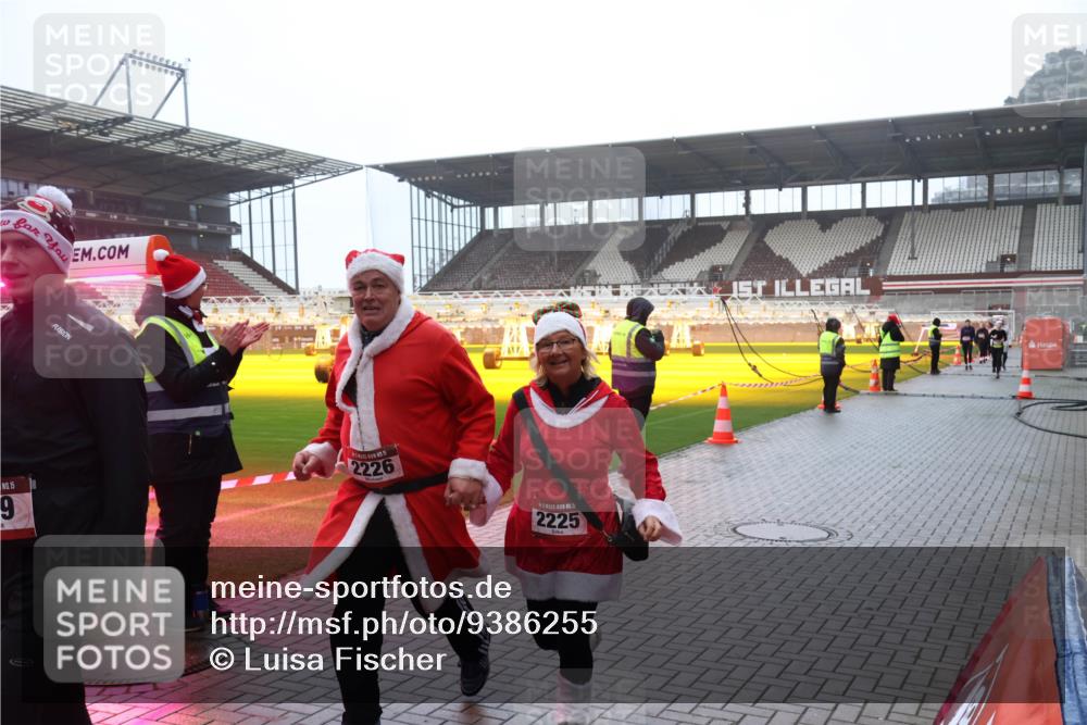 07.12.2025 - St. Pauli X-Mass-Run No. 15 Luisa Fischer http://msf.ph/oto/9386255 07.12.2025 11:39:44 Ziel 15, 9, 2226, 5, 2225, 12, 729, 1737, 2057, 2225, 2226, 2602, 2978, 3357, 3593 meine-sportfotos.de