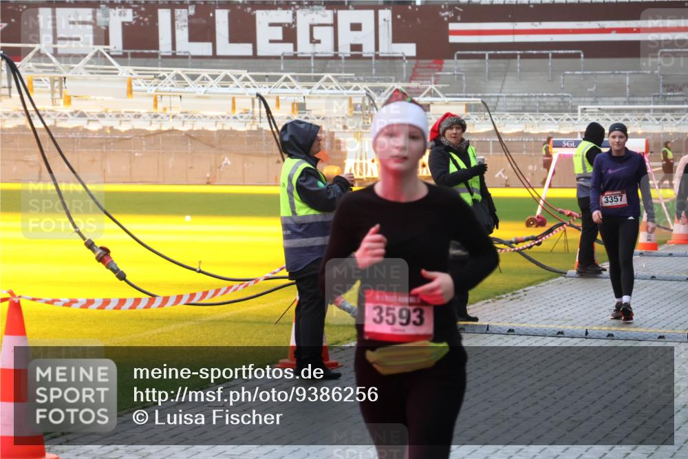 07.12.2025 - St. Pauli X-Mass-Run No. 15 Luisa Fischer http://msf.ph/oto/9386256 07.12.2025 11:39:52 Ziel 3593, 3357, 12, 533, 1737, 2057, 2225, 2226, 2602, 2978, 3357, 3362, 3593 meine-sportfotos.de