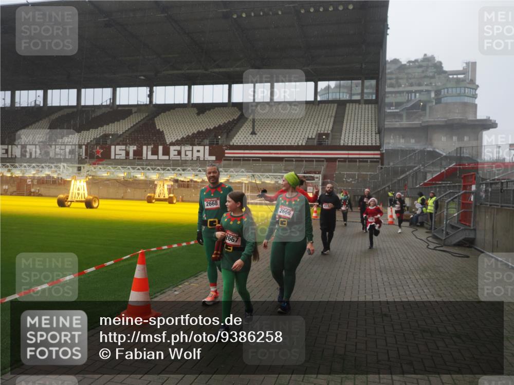 07.12.2025 - St. Pauli X-Mass-Run No. 15 Fabian Wolf http://msf.ph/oto/9386258 07.12.2025 10:15:19 Ziel 308, 431, 436, 438, 1180, 1183, 1885, 2666, 2667, 2668, 3103, 4494, 4536 meine-sportfotos.de