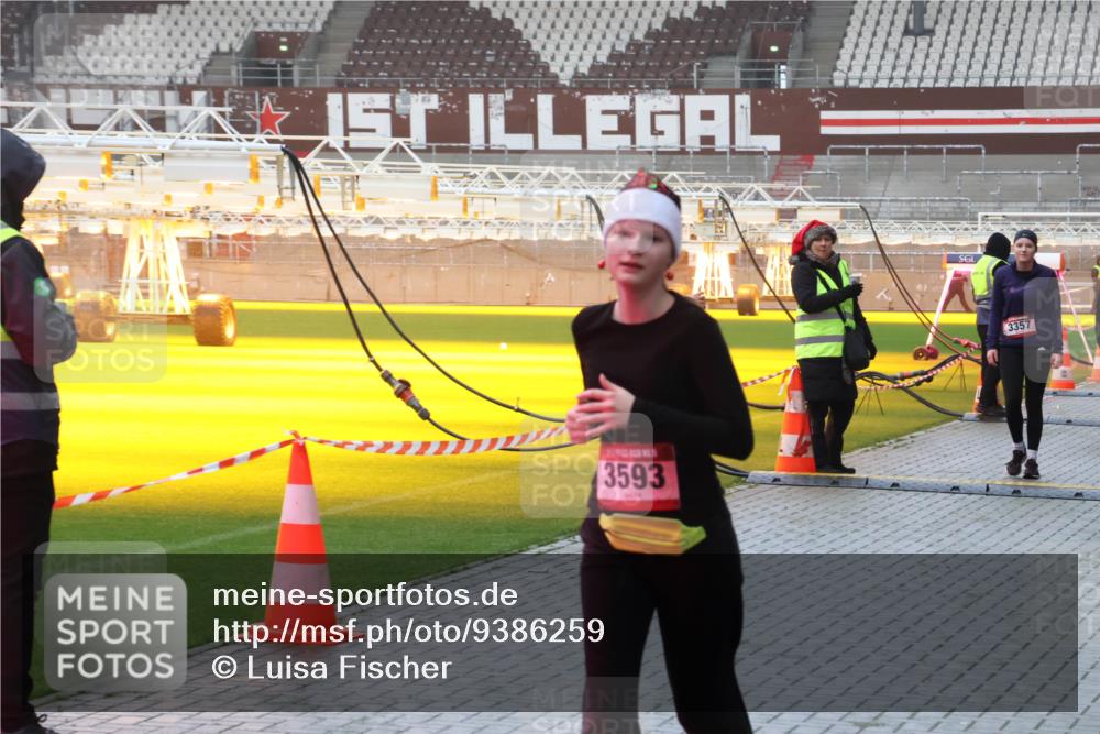 07.12.2025 - St. Pauli X-Mass-Run No. 15 Luisa Fischer http://msf.ph/oto/9386259 07.12.2025 11:39:52 Ziel 3593, 3357, 12, 533, 1737, 2057, 2225, 2226, 2602, 2978, 3357, 3362, 3593 meine-sportfotos.de