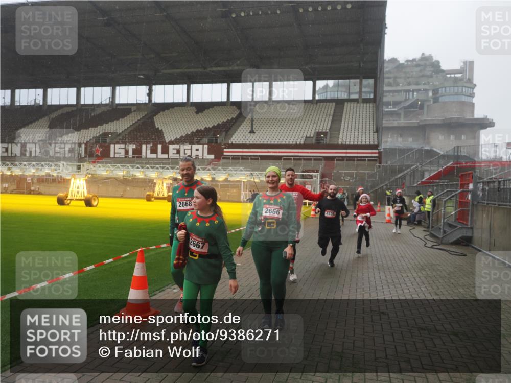 07.12.2025 - St. Pauli X-Mass-Run No. 15 Fabian Wolf http://msf.ph/oto/9386271 07.12.2025 10:15:20 Ziel 308, 431, 436, 438, 1180, 1183, 1885, 2666, 2667, 2668, 3103, 4494, 4536 meine-sportfotos.de