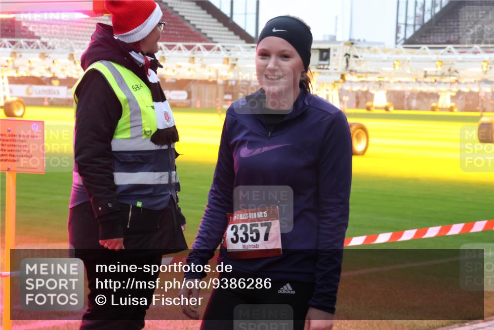 07.12.2025 - St. Pauli X-Mass-Run No. 15 Luisa Fischer http://msf.ph/oto/9386286 07.12.2025 11:40:07 Ziel 6814, 15, 3357, 12, 533, 1838, 1843, 2031, 2057, 2561, 2978, 3362, 3593 meine-sportfotos.de