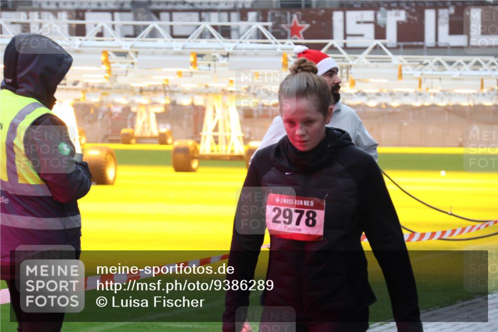 07.12.2025 - St. Pauli X-Mass-Run No. 15 Luisa Fischer http://msf.ph/oto/9386289 07.12.2025 11:40:08 Ziel 15, 2978, 12, 533, 1838, 1843, 2031, 2057, 2561, 2978, 3362, 3593 meine-sportfotos.de
