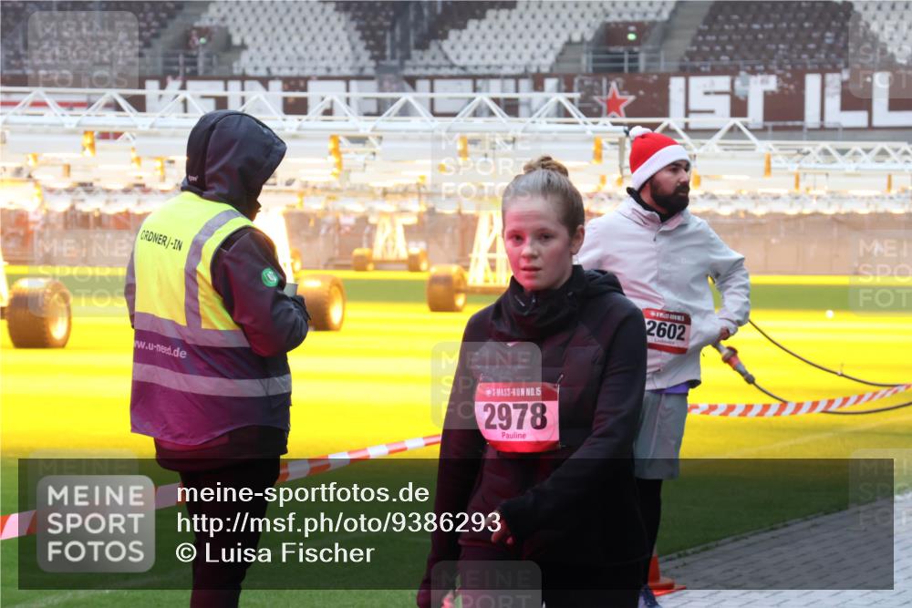 07.12.2025 - St. Pauli X-Mass-Run No. 15 Luisa Fischer http://msf.ph/oto/9386293 07.12.2025 11:40:08 Ziel 15, 2978, 2602, 12, 533, 1838, 1843, 2031, 2057, 2561, 2978, 3362, 3593 meine-sportfotos.de