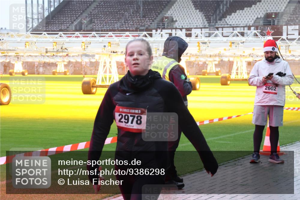 07.12.2025 - St. Pauli X-Mass-Run No. 15 Luisa Fischer http://msf.ph/oto/9386298 07.12.2025 11:40:10 Ziel 15, 2978, 2602, 12, 533, 1168, 1169, 1838, 1843, 2031, 2057, 2561, 2978, 3362, 3593 meine-sportfotos.de
