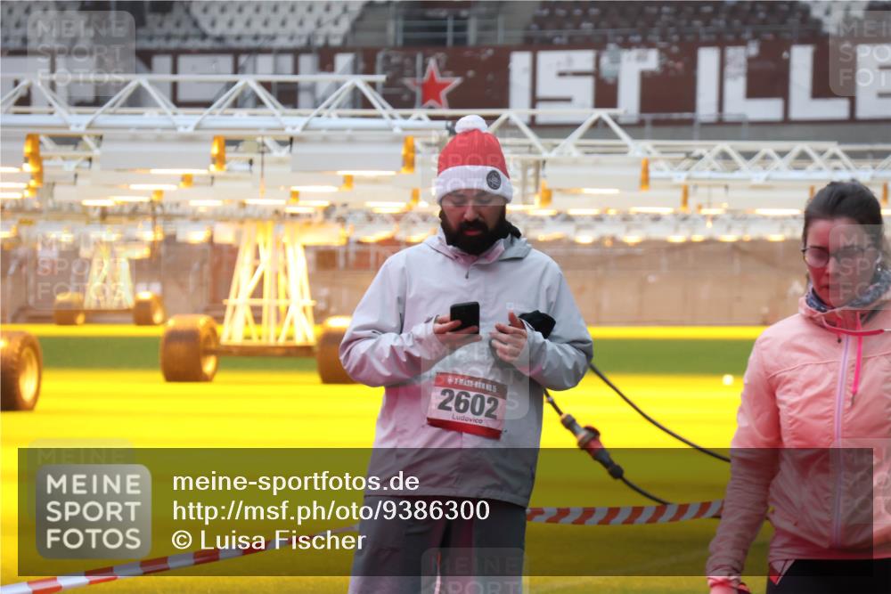 07.12.2025 - St. Pauli X-Mass-Run No. 15 Luisa Fischer http://msf.ph/oto/9386300 07.12.2025 11:40:11 Ziel 5, 2602, 12, 533, 1168, 1169, 1838, 1843, 2031, 2057, 2561, 2978, 3362, 3593 meine-sportfotos.de