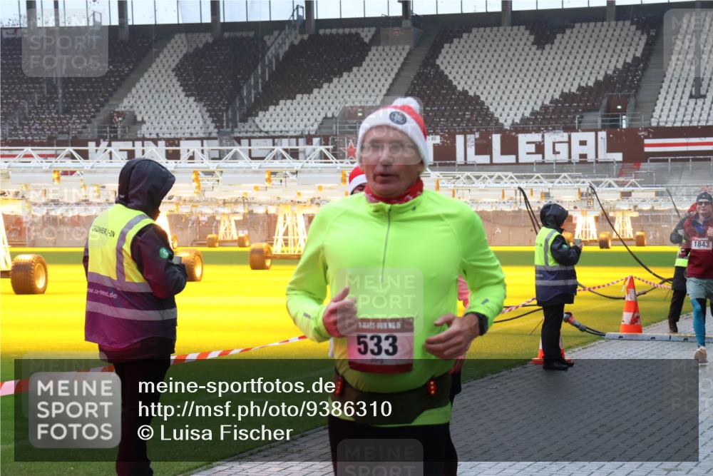 07.12.2025 - St. Pauli X-Mass-Run No. 15 Luisa Fischer http://msf.ph/oto/9386310 07.12.2025 11:40:12 Ziel 533, 1843, 12, 533, 1168, 1169, 1533, 1838, 1843, 2031, 2057, 2561, 3362, 3593 meine-sportfotos.de
