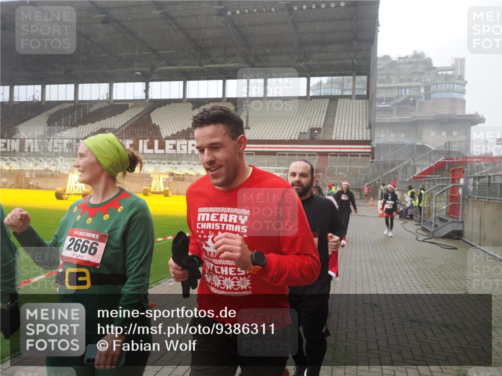 07.12.2025 - St. Pauli X-Mass-Run No. 15 Fabian Wolf http://msf.ph/oto/9386311 07.12.2025 10:15:22 Ziel 308, 431, 436, 438, 1180, 1183, 1885, 2666, 2667, 2668, 3103, 4494, 4536 meine-sportfotos.de