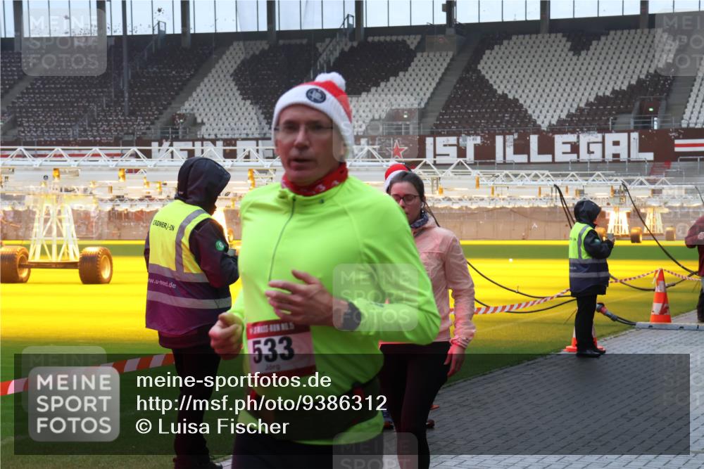 07.12.2025 - St. Pauli X-Mass-Run No. 15 Luisa Fischer http://msf.ph/oto/9386312 07.12.2025 11:40:12 Ziel 15, 533, 12, 533, 1168, 1169, 1533, 1838, 1843, 2031, 2057, 2561, 3362, 3593 meine-sportfotos.de
