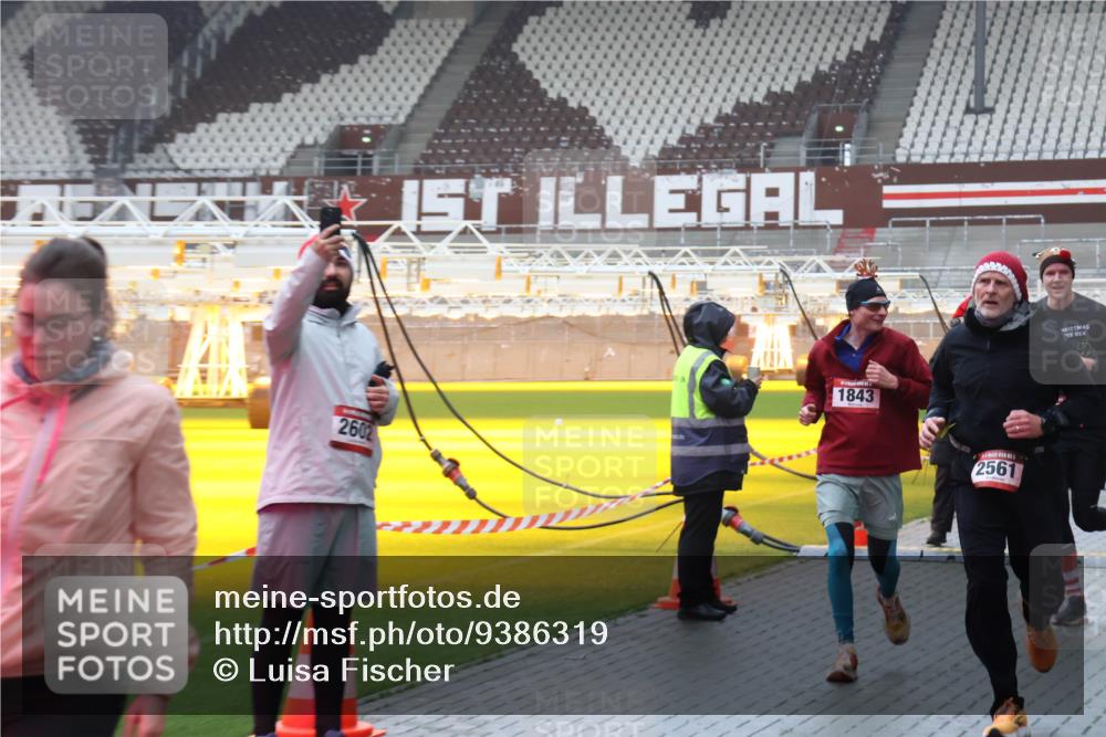 07.12.2025 - St. Pauli X-Mass-Run No. 15 Luisa Fischer http://msf.ph/oto/9386319 07.12.2025 11:40:13 Ziel 2602, 1843, 2561, 12, 533, 1168, 1169, 1533, 1838, 1843, 2031, 2057, 2561, 3362, 3593 meine-sportfotos.de