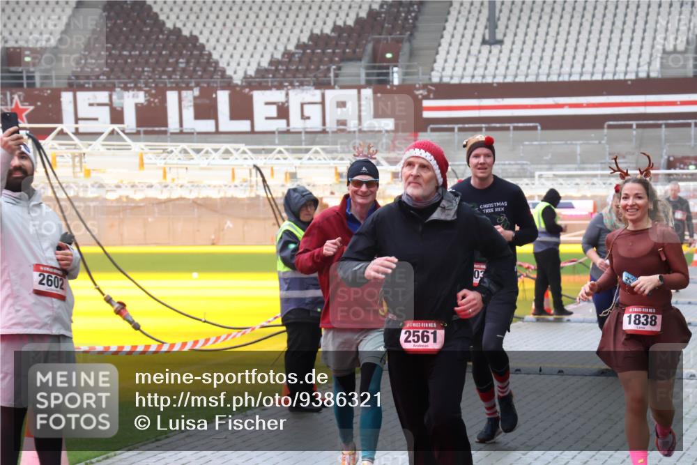 07.12.2025 - St. Pauli X-Mass-Run No. 15 Luisa Fischer http://msf.ph/oto/9386321 07.12.2025 11:40:14 Ziel 1, 2602, 15, 2561, 03, 5, 1838, 12, 533, 1168, 1169, 1533, 1838, 1843, 2031, 2057, 2561, 3362, 3593 meine-sportfotos.de