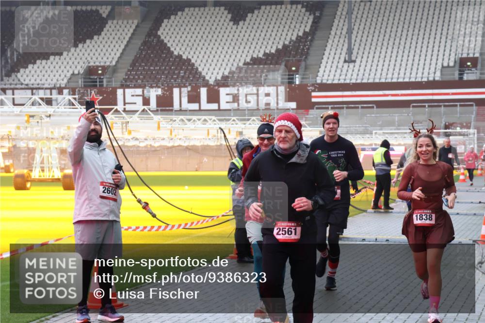 07.12.2025 - St. Pauli X-Mass-Run No. 15 Luisa Fischer http://msf.ph/oto/9386323 07.12.2025 11:40:14 Ziel 2602, 5, 2561, 561, 1838, 12, 533, 1168, 1169, 1533, 1838, 1843, 2031, 2057, 2561, 3362, 3593 meine-sportfotos.de