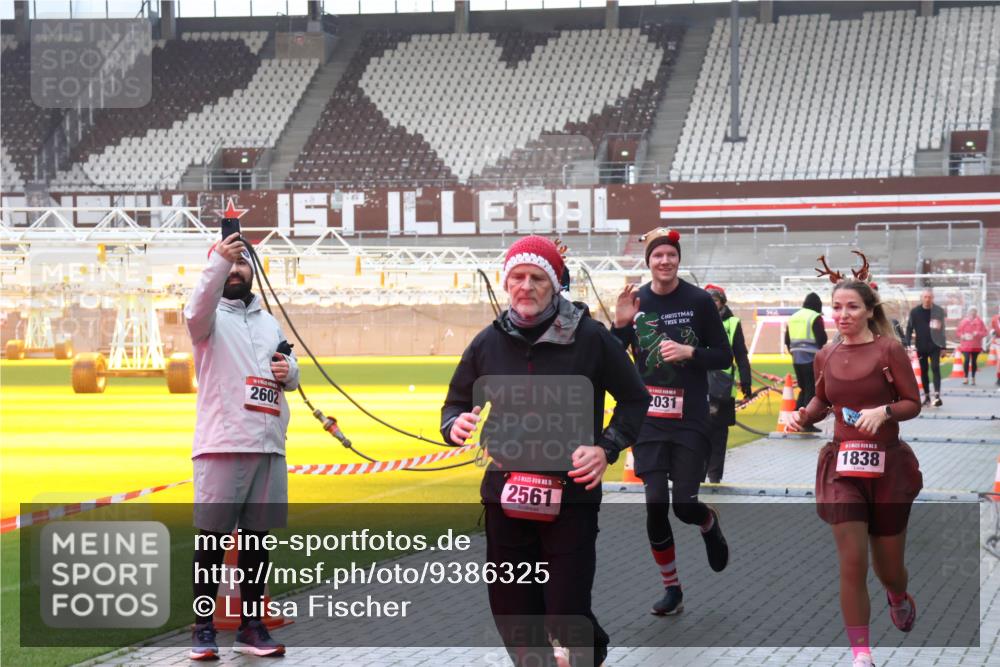 07.12.2025 - St. Pauli X-Mass-Run No. 15 Luisa Fischer http://msf.ph/oto/9386325 07.12.2025 11:40:14 Ziel 2602, 15, 2561, 2031, 5, 1838, 12, 533, 1168, 1169, 1533, 1838, 1843, 2031, 2057, 2561, 3362, 3593 meine-sportfotos.de