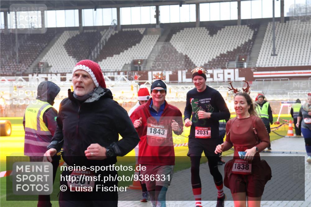 07.12.2025 - St. Pauli X-Mass-Run No. 15 Luisa Fischer http://msf.ph/oto/9386331 07.12.2025 11:40:16 Ziel 15, 2561, 5, 1843, 2031, 21, 15, 1838, 12, 533, 1168, 1169, 1533, 1838, 1843, 2031, 2057, 2561, 3362, 3593 meine-sportfotos.de