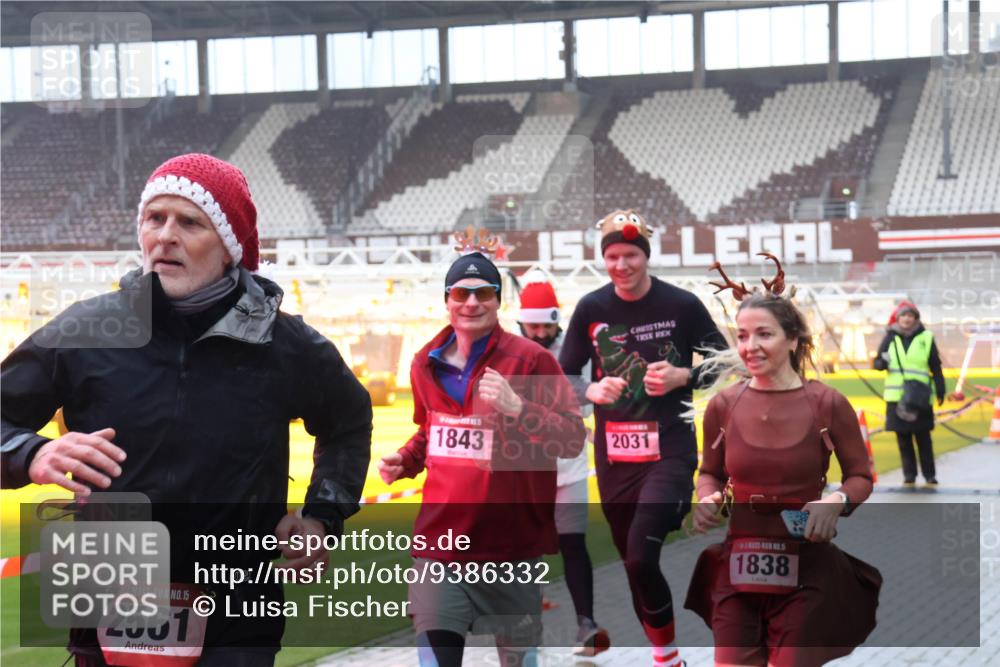 07.12.2025 - St. Pauli X-Mass-Run No. 15 Luisa Fischer http://msf.ph/oto/9386332 07.12.2025 11:40:16 Ziel 15, 2561, 15, 1843, 2031, 1838, 12, 533, 1168, 1169, 1533, 1838, 1843, 2031, 2057, 2561, 3362, 3593 meine-sportfotos.de