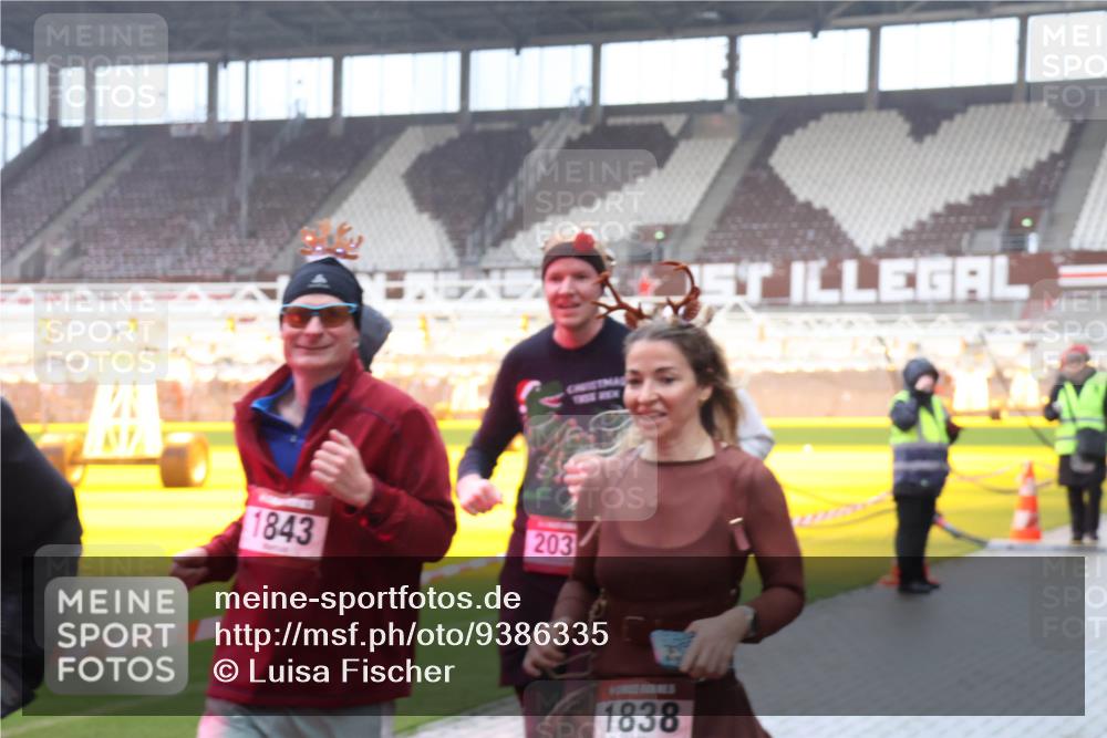 07.12.2025 - St. Pauli X-Mass-Run No. 15 Luisa Fischer http://msf.ph/oto/9386335 07.12.2025 11:40:17 Ziel 1843, 203, 1838, 12, 533, 1168, 1169, 1533, 1838, 1843, 2031, 2561, 3362, 3593 meine-sportfotos.de