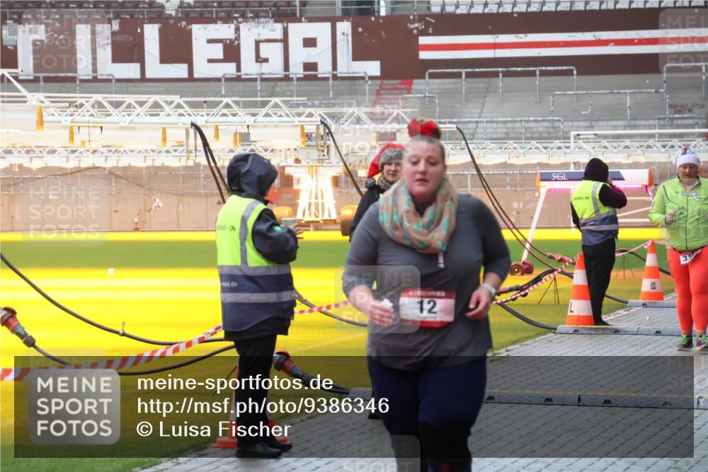07.12.2025 - St. Pauli X-Mass-Run No. 15 Luisa Fischer http://msf.ph/oto/9386346 07.12.2025 11:40:19 Ziel 12, 33, 12, 533, 1168, 1169, 1533, 1838, 1843, 2031, 2561, 3362, 3593 meine-sportfotos.de